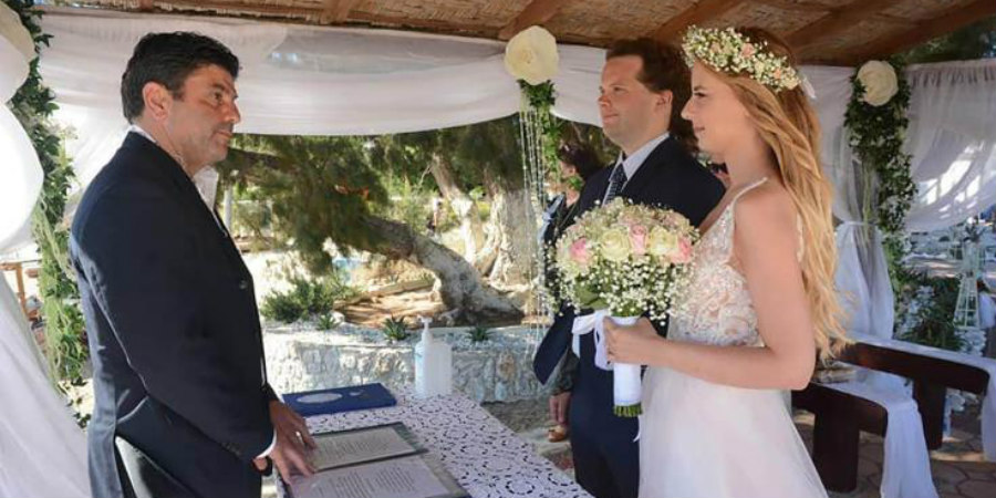 ΚΥΠΡΟΣ: Τελέστηκε ο πρώτος πολιτικός γάμος στην Αγία Νάπα μετά τα μέτρα λόγω κορωνοϊού